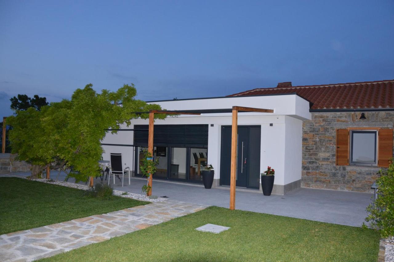 Casa Miranda - Family Comfort In A Quiet Area, Near The Sea, With Bbq And Free Parking Zgornje Skofije Kültér fotó